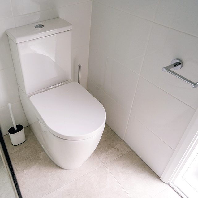 Glenorie x the blue space caroma toilet, ivory tilly tundra tiles, white tiles and chrome bathroom accessories